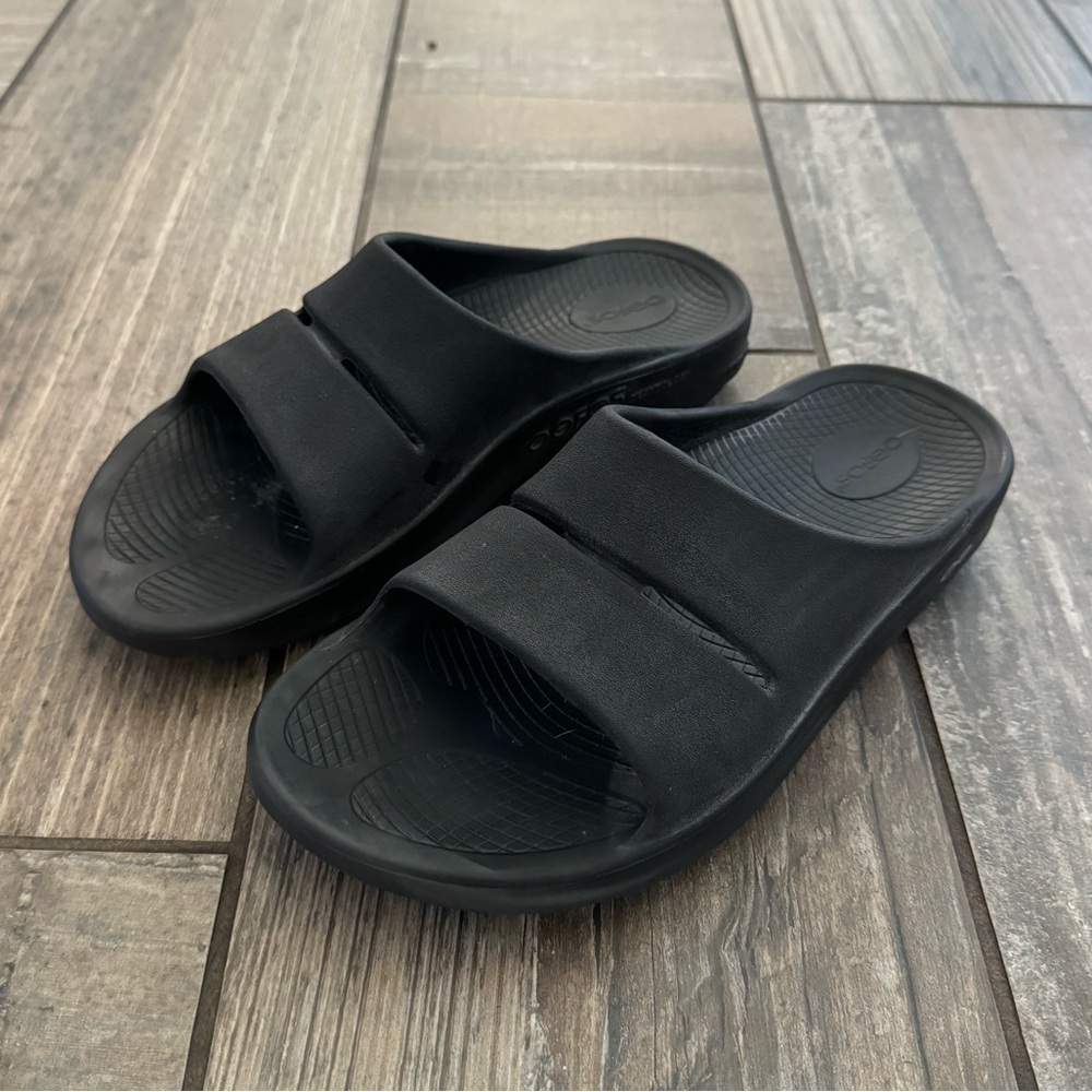 Oofos OOahh Slide Sandal in Black size Women’s 10 or Men’s 8 - Picture 2 of 10